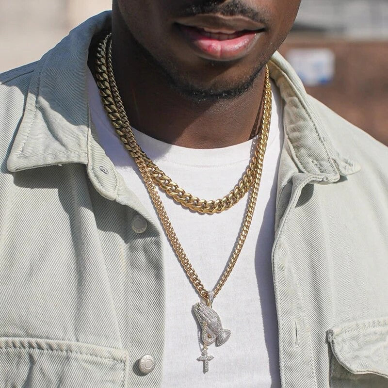 Pendentif mains en prière glacé