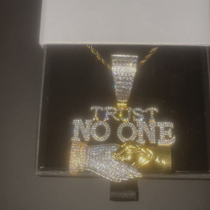 Pendentif Iced Out "Ne faites confiance à personne"