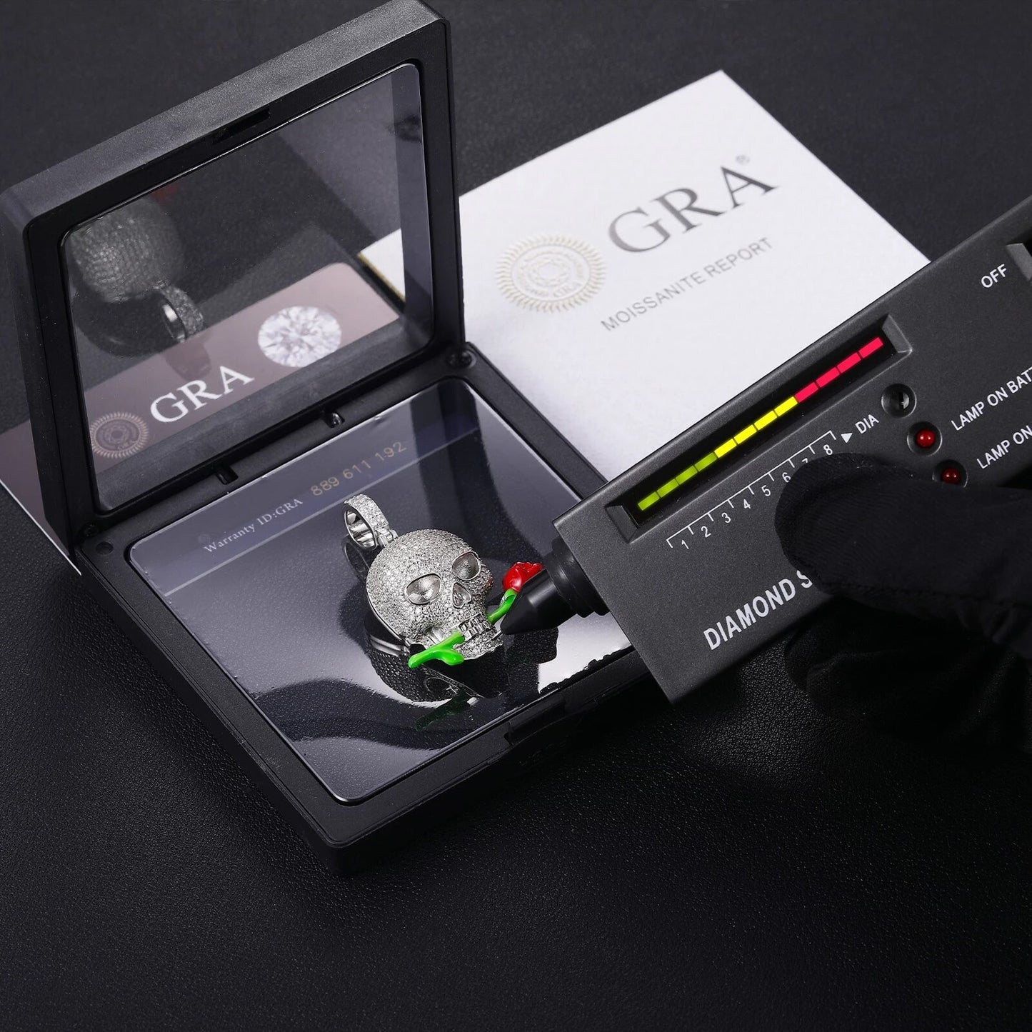 Crâne de diamant en argent moissanite avec rose