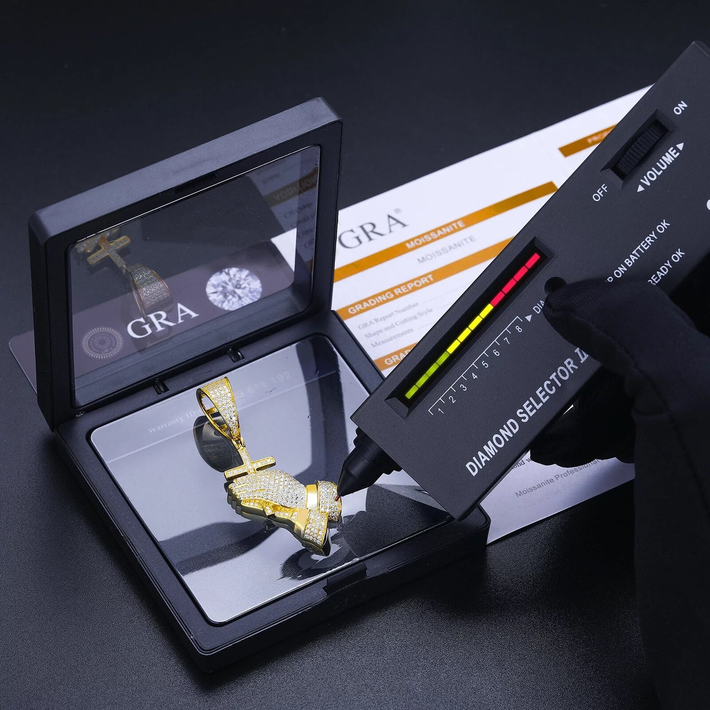 Pendentif main priante en argent Moissanite Diamond