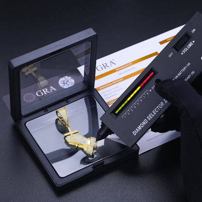 Pendentif main priante en argent Moissanite Diamond